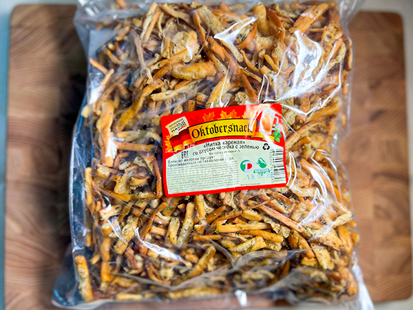 Нитка ЖАРЕНАЯ "Чеснок с зеленью" Oktobersnack 1 кг (сырный продукт) в Омске